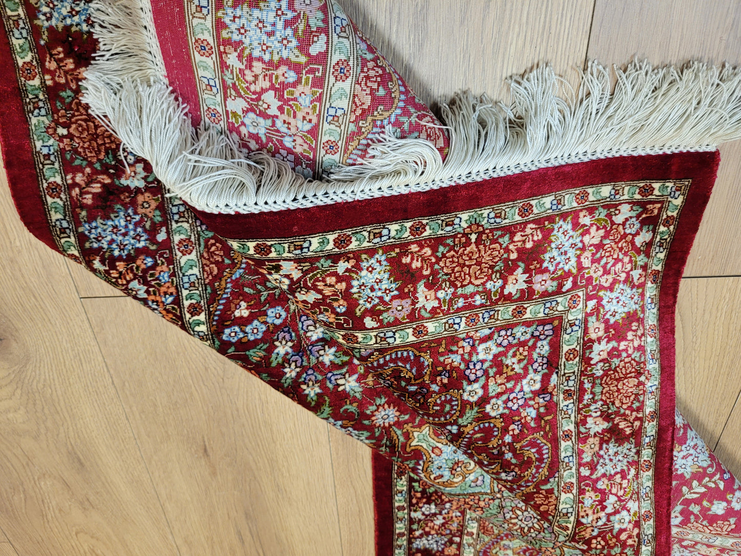 Ghom Teppich Seide auf Seide signiert fein rotes Medaillon