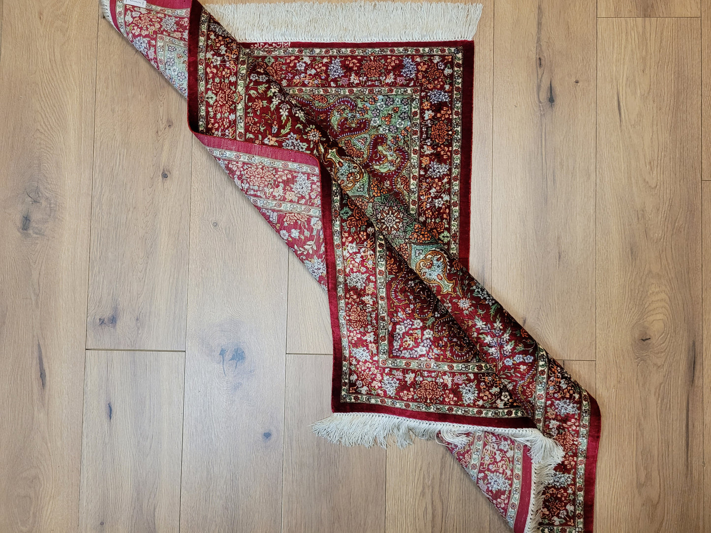 Ghom Teppich Seide auf Seide signiert fein rotes Medaillon