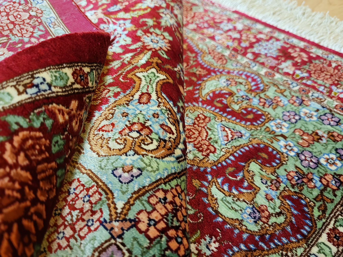 Ghom Teppich Seide auf Seide signiert fein rotes Medaillon