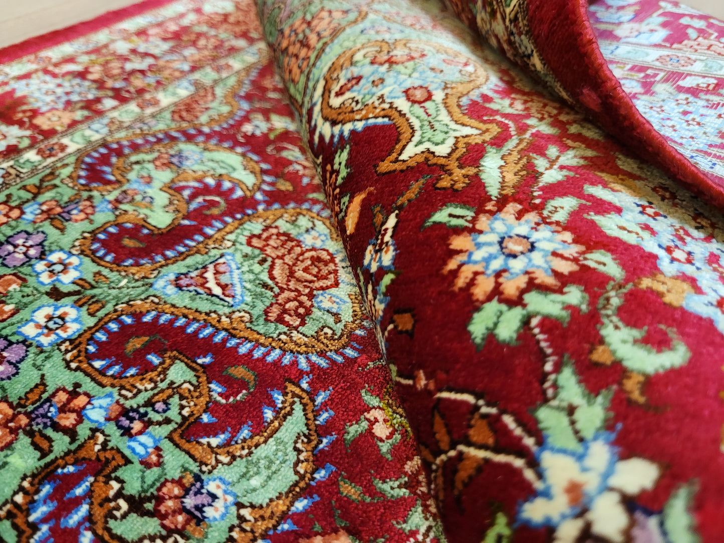 Ghom Teppich Seide auf Seide signiert fein rotes Medaillon