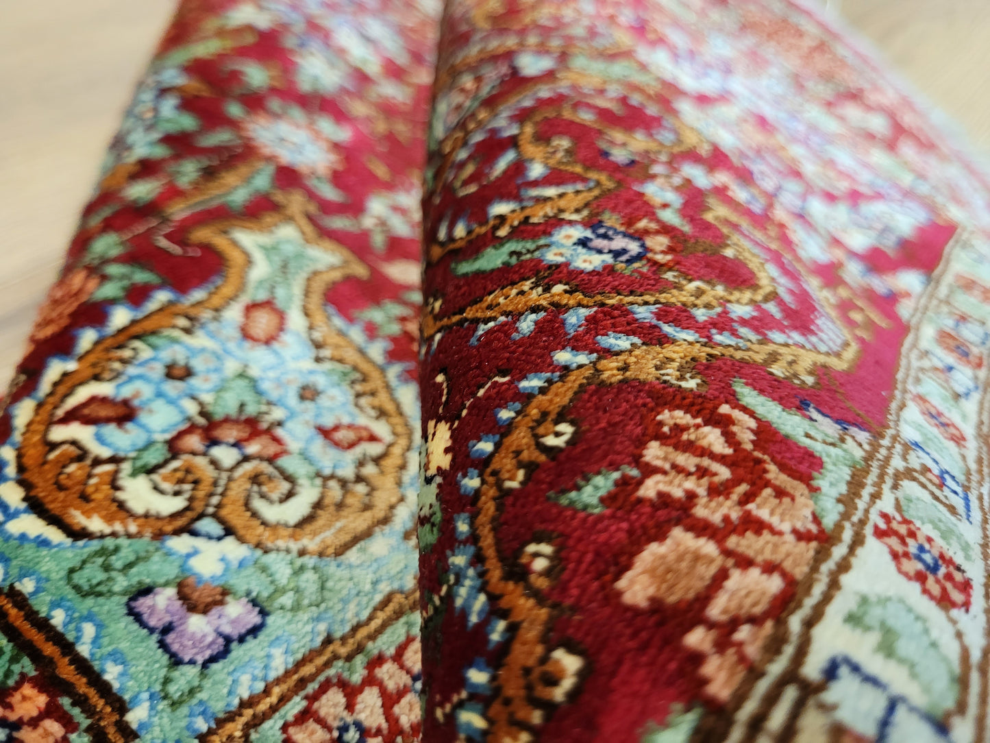 Ghom Teppich Seide auf Seide signiert fein rotes Medaillon