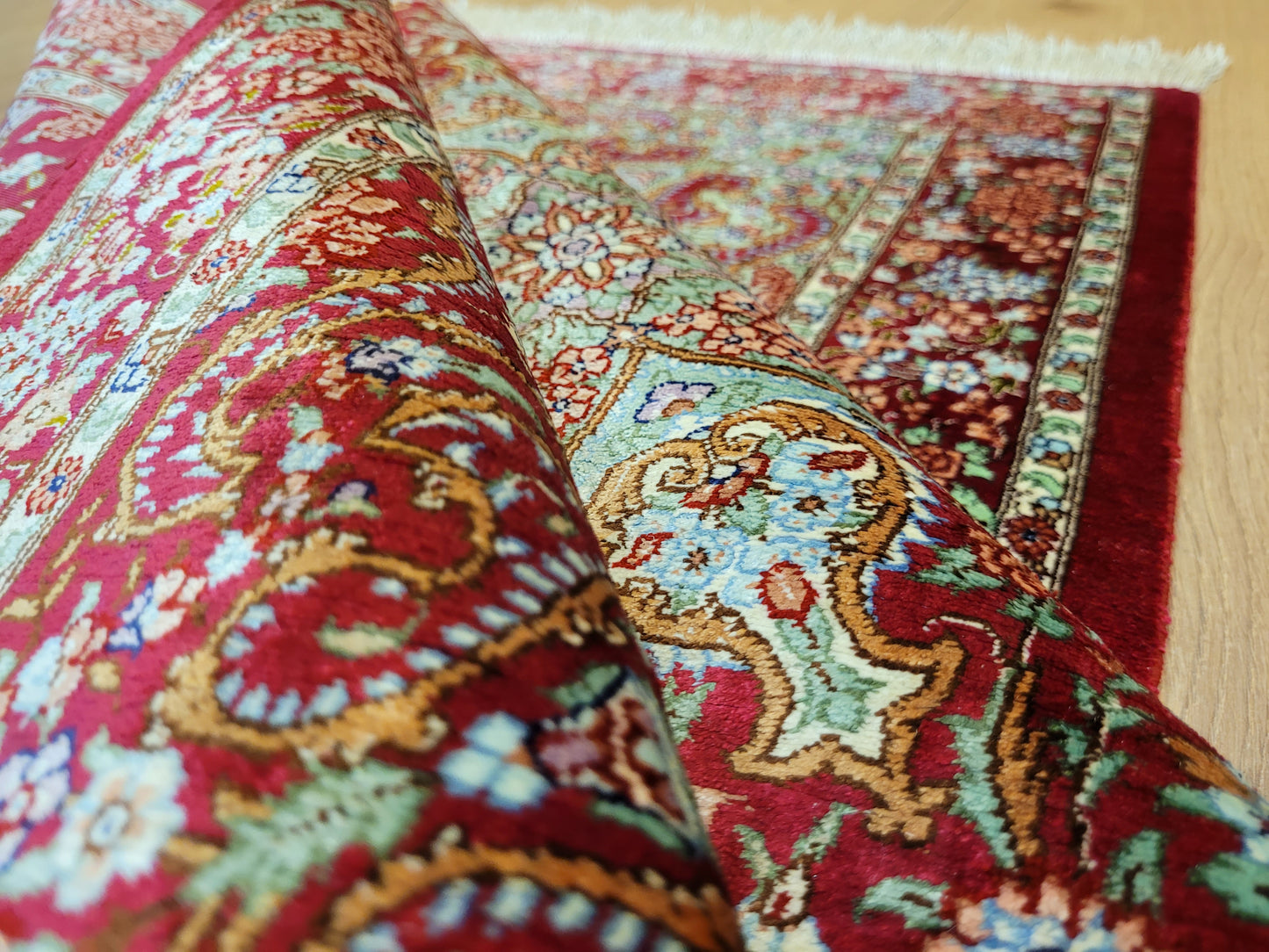 Ghom Teppich Seide auf Seide signiert fein rotes Medaillon