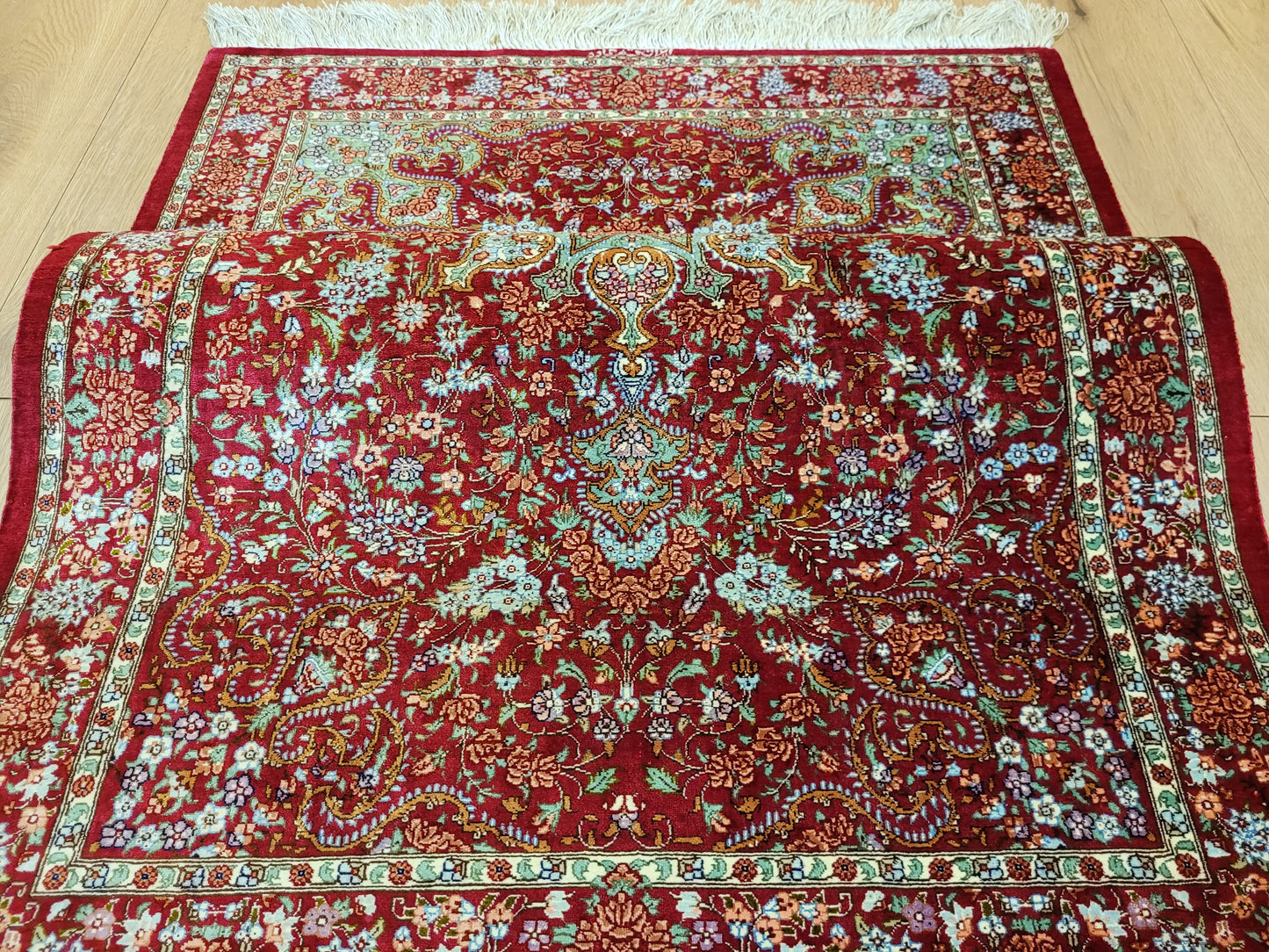 Ghom Teppich Seide auf Seide signiert fein rotes Medaillon