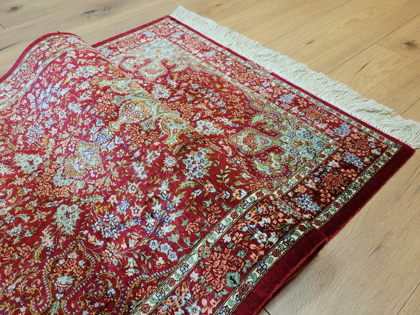 Ghom Teppich Seide auf Seide signiert fein rotes Medaillon