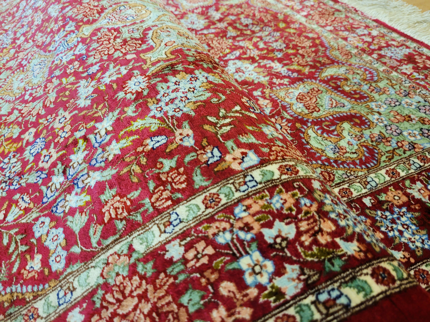 Ghom Teppich Seide auf Seide signiert fein rotes Medaillon