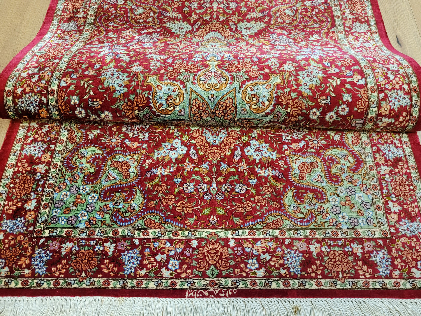 Ghom Teppich Seide auf Seide signiert fein rotes Medaillon