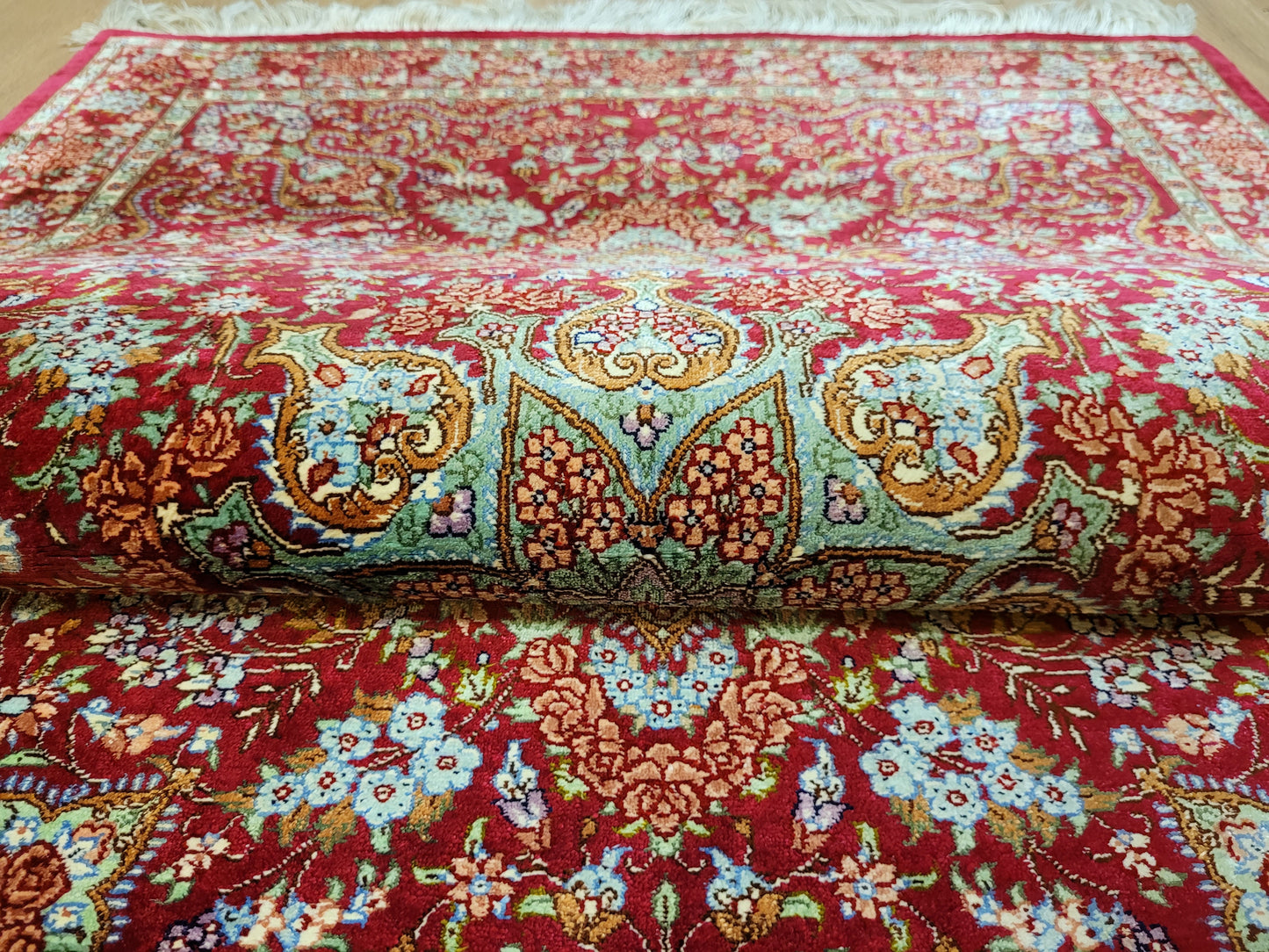 Ghom Teppich Seide auf Seide signiert fein rotes Medaillon