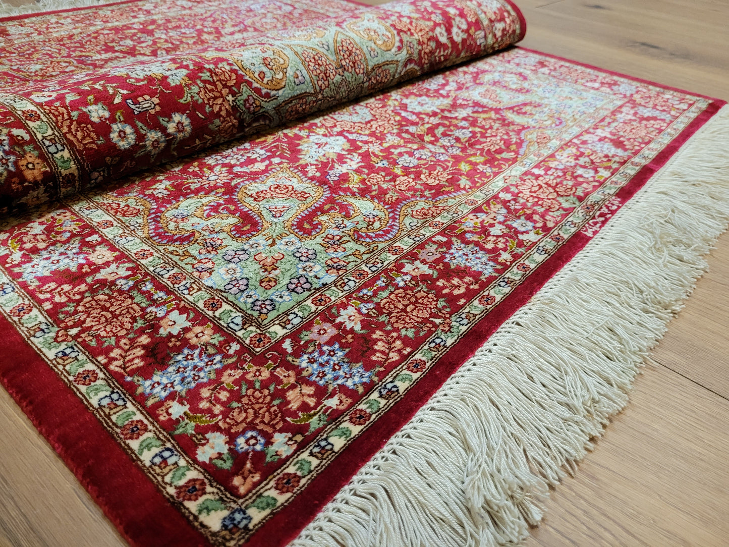 Ghom Teppich Seide auf Seide signiert fein rotes Medaillon