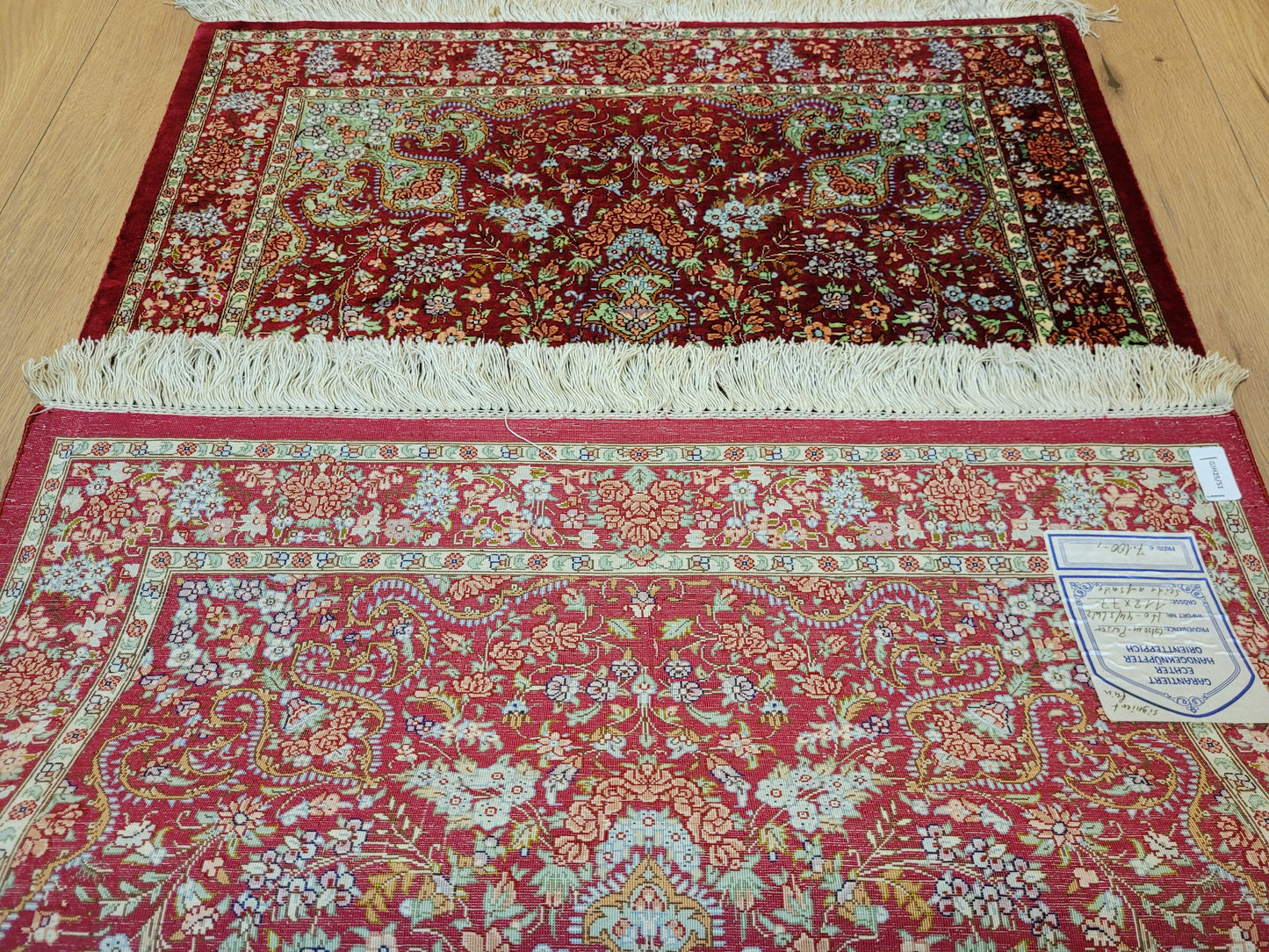 Ghom Teppich Seide auf Seide signiert fein rotes Medaillon