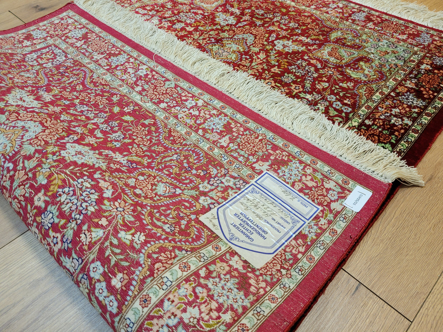 Ghom Teppich Seide auf Seide signiert fein rotes Medaillon
