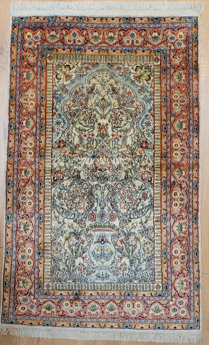 Ghom Teppich Seide auf Seide fein Vase mit Blumenornamenten