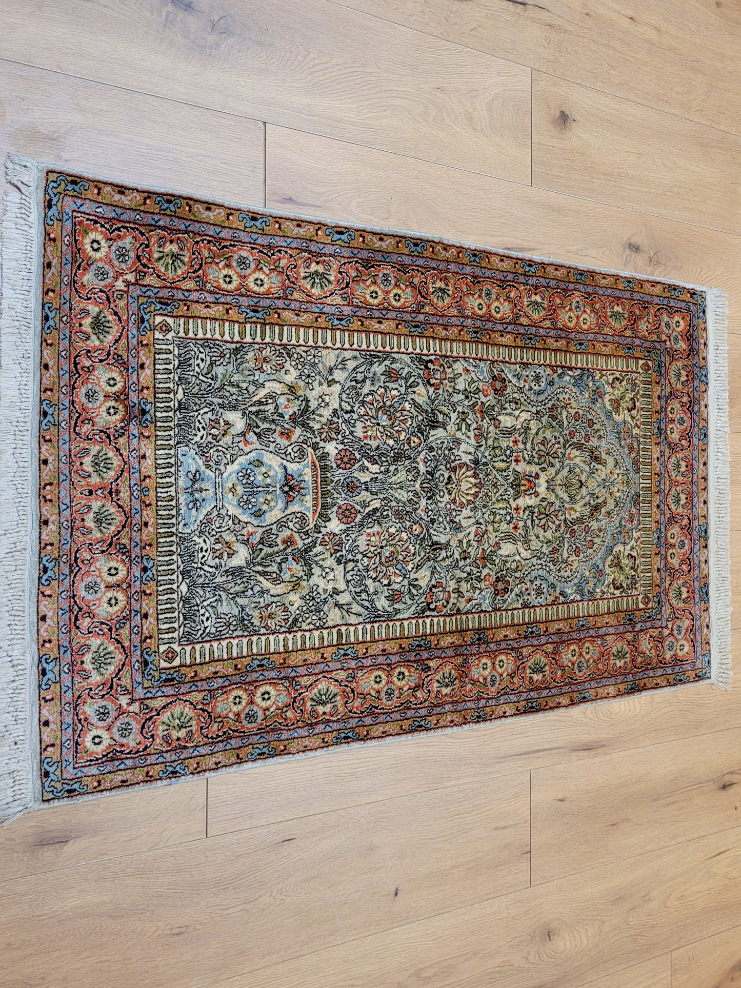 Ghom Teppich Seide auf Seide fein Vase mit Blumenornamenten