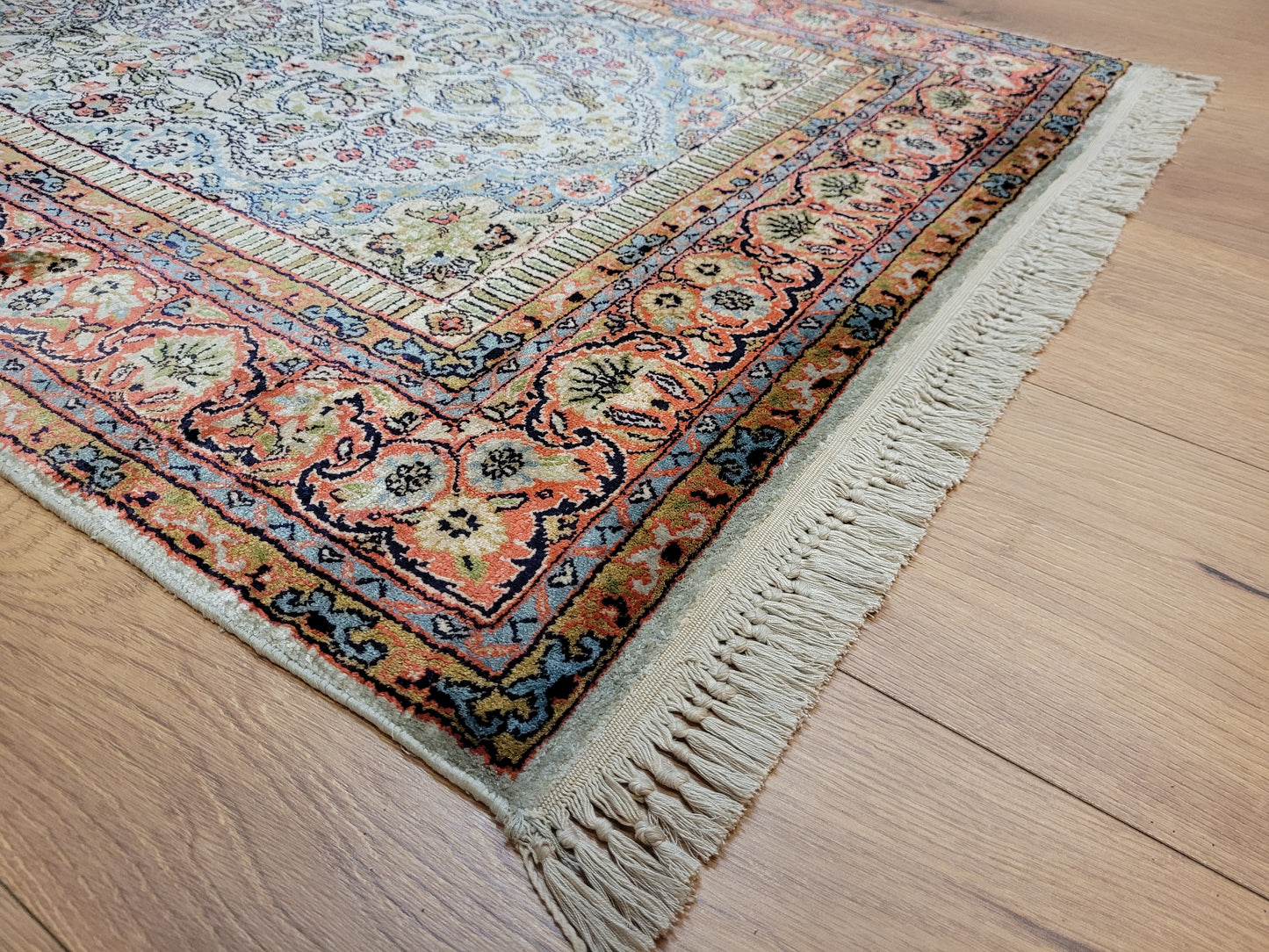 Ghom Teppich Seide auf Seide fein Vase mit Blumenornamenten