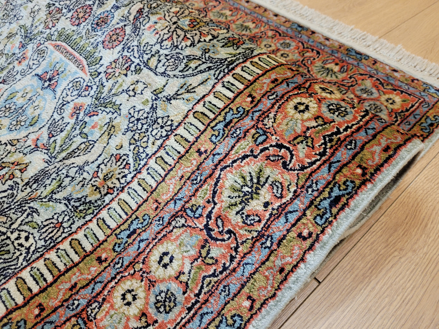 Ghom Teppich Seide auf Seide fein Vase mit Blumenornamenten