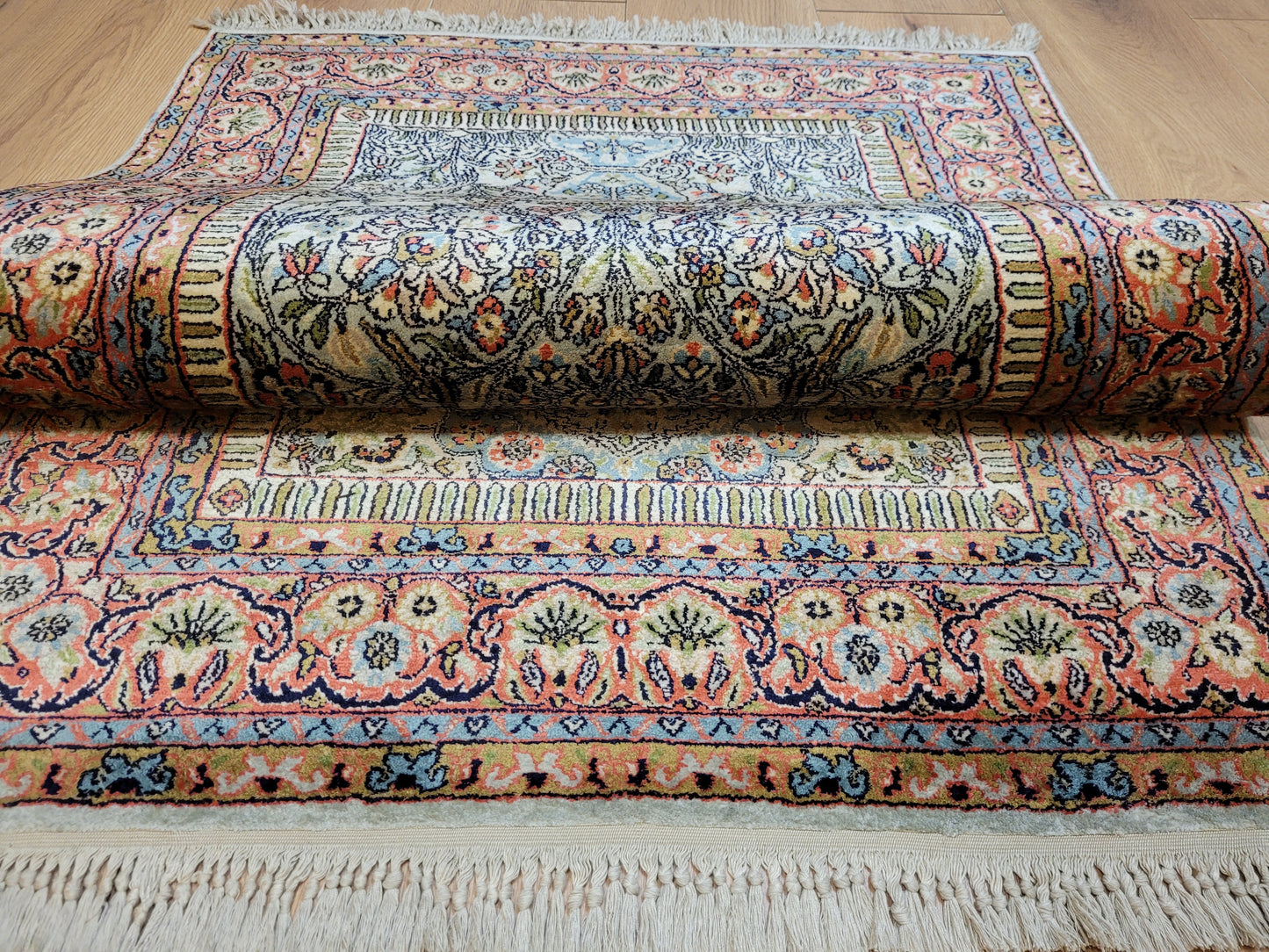 Ghom Teppich Seide auf Seide fein Vase mit Blumenornamenten