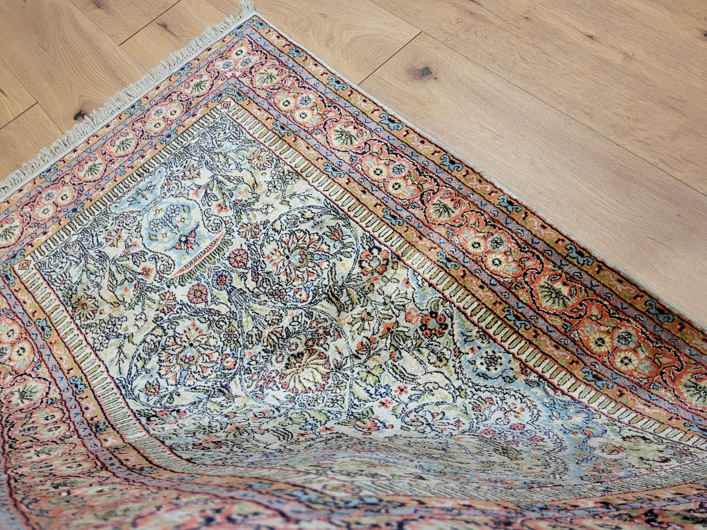 Ghom Teppich Seide auf Seide fein Vase mit Blumenornamenten