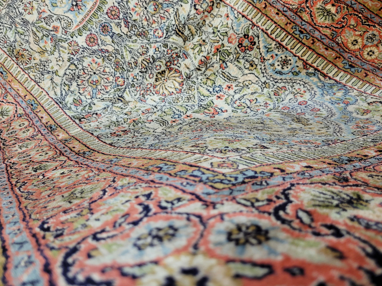 Ghom Teppich Seide auf Seide fein Vase mit Blumenornamenten