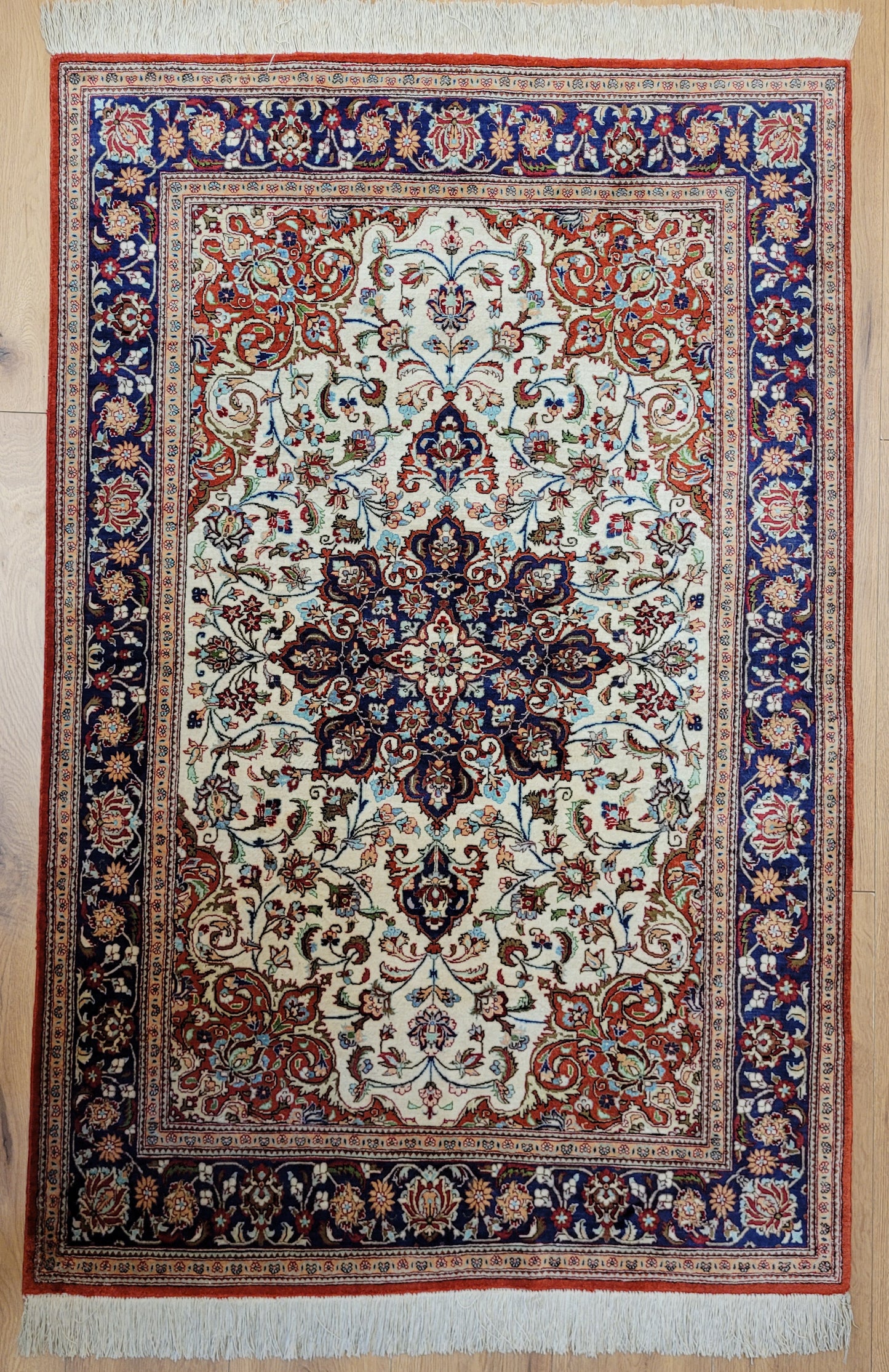 Ghom Teppich Seide auf Seide fein florales Medaillonmuster