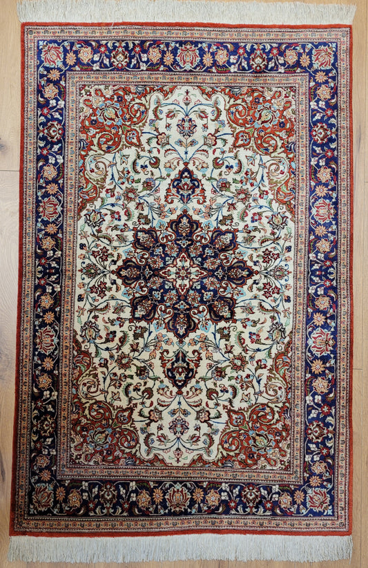 Ghom Teppich Seide auf Seide fein florales Medaillonmuster