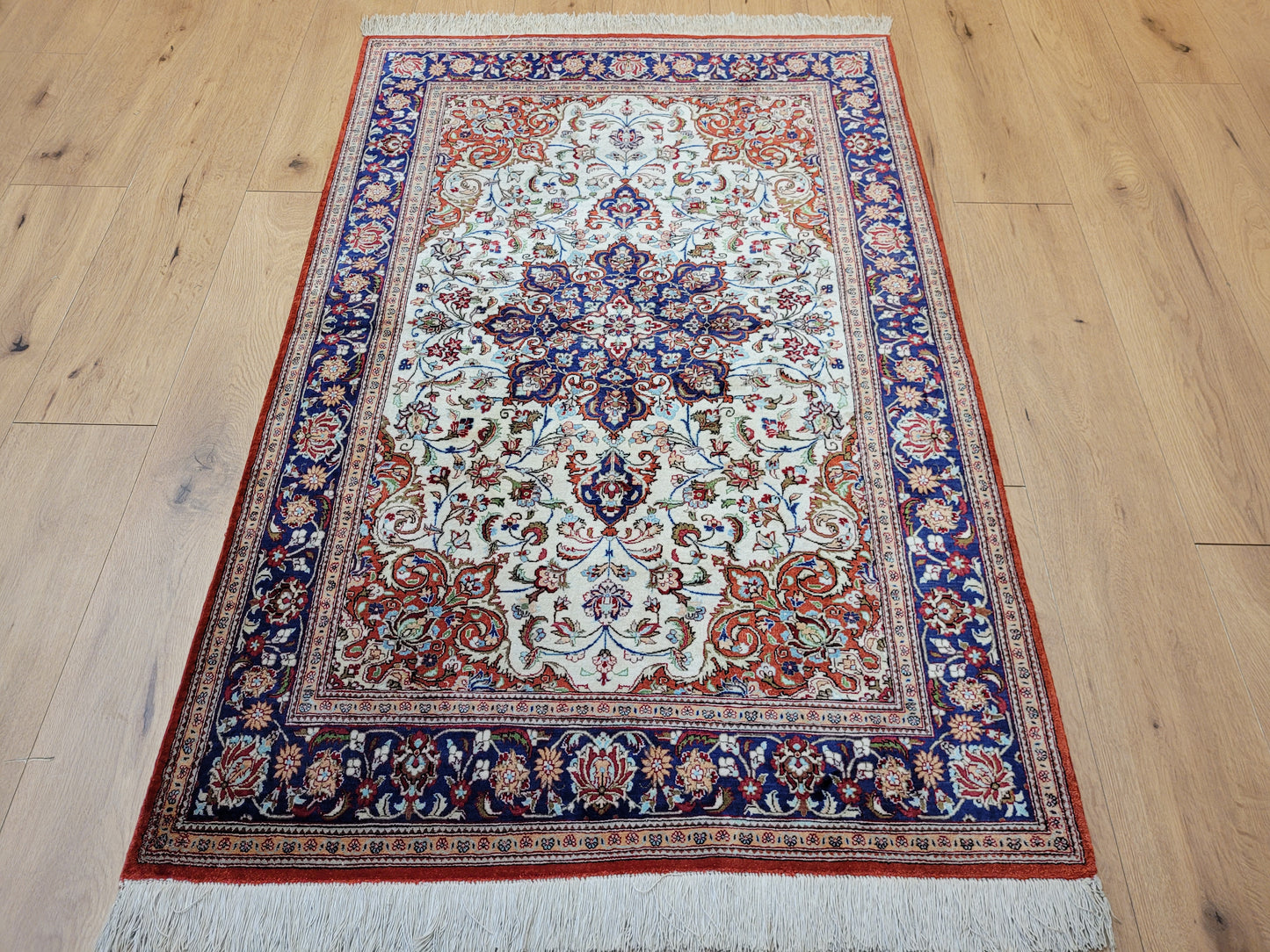 Ghom Teppich Seide auf Seide fein florales Medaillonmuster