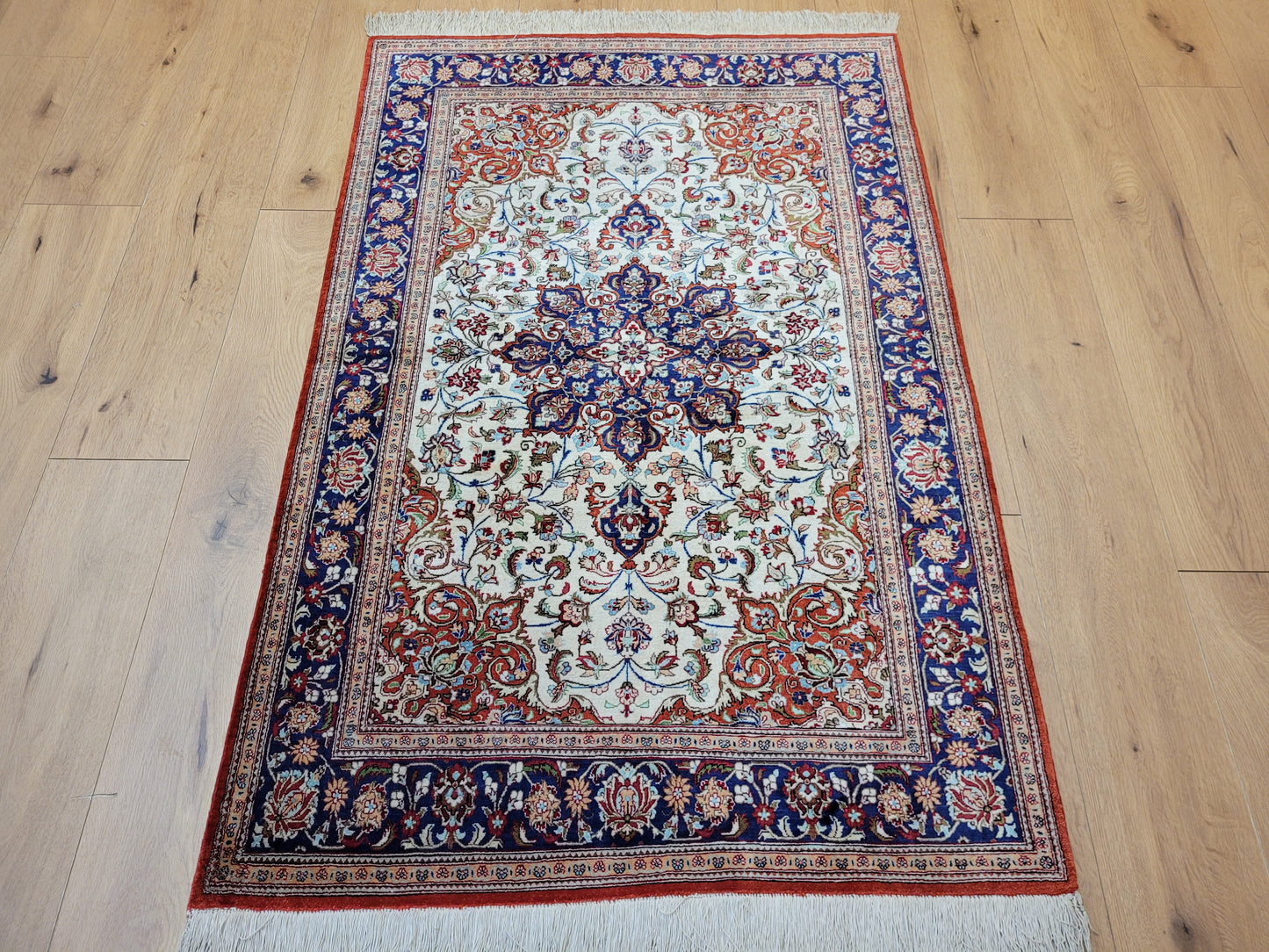 Ghom Teppich Seide auf Seide fein florales Medaillonmuster