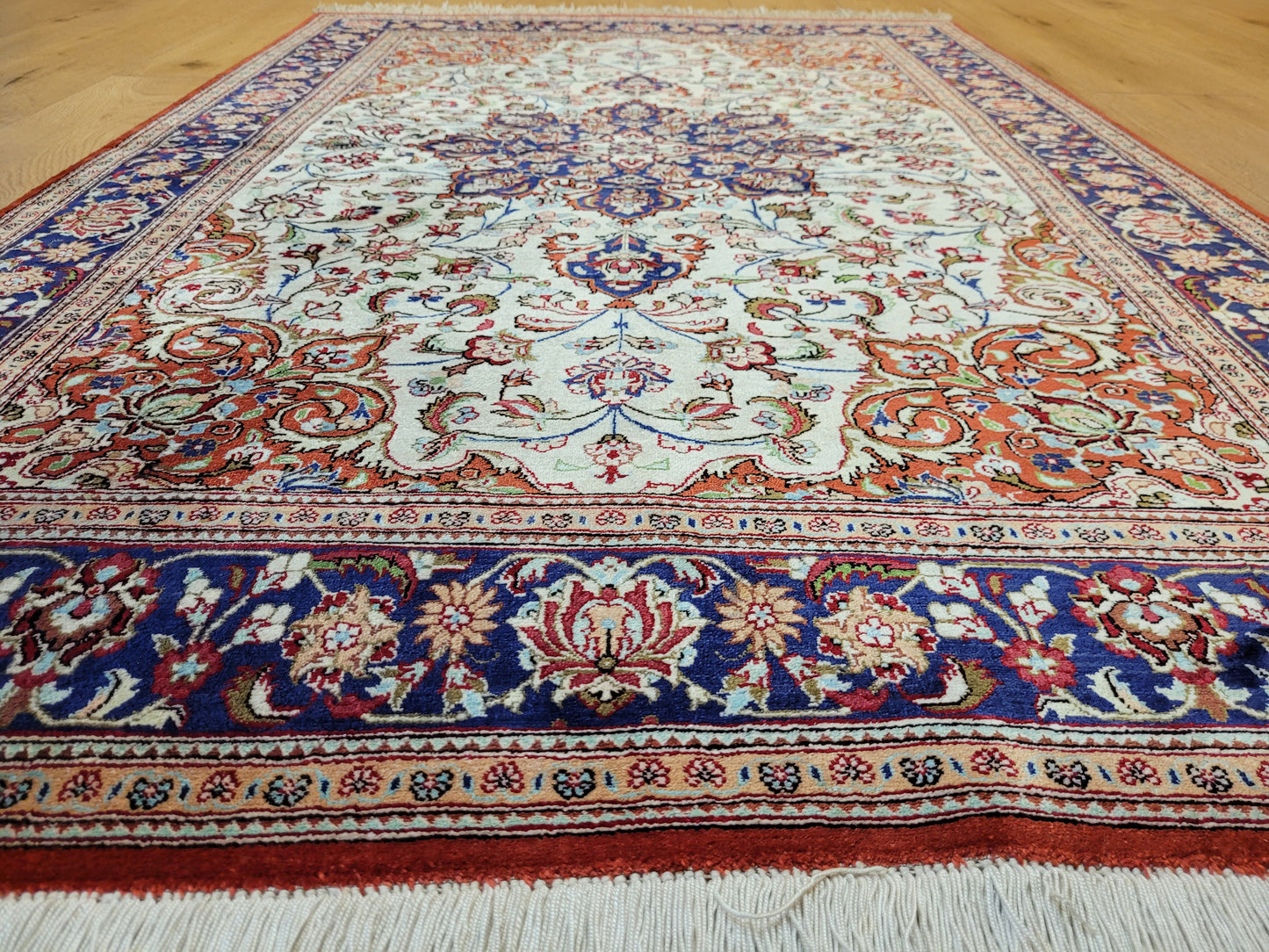 Ghom Teppich Seide auf Seide fein florales Medaillonmuster