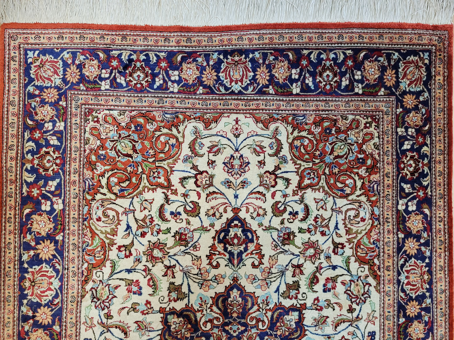 Ghom Teppich Seide auf Seide fein florales Medaillonmuster