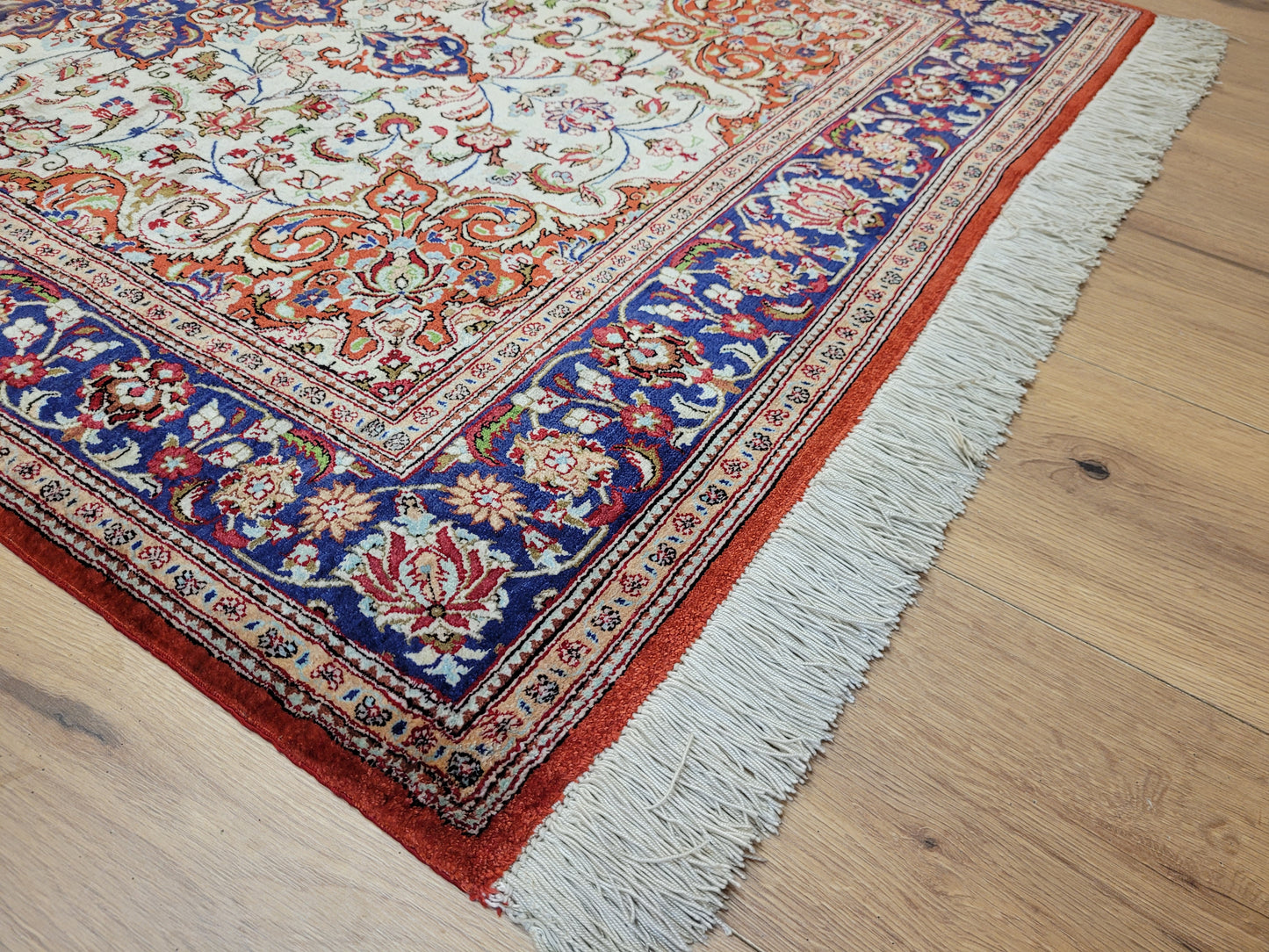 Ghom Teppich Seide auf Seide fein florales Medaillonmuster