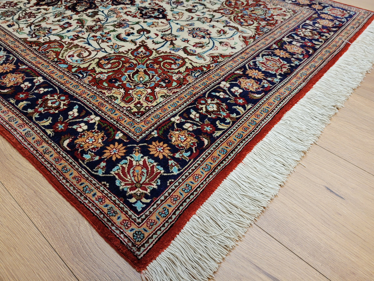 Ghom Teppich Seide auf Seide fein florales Medaillonmuster