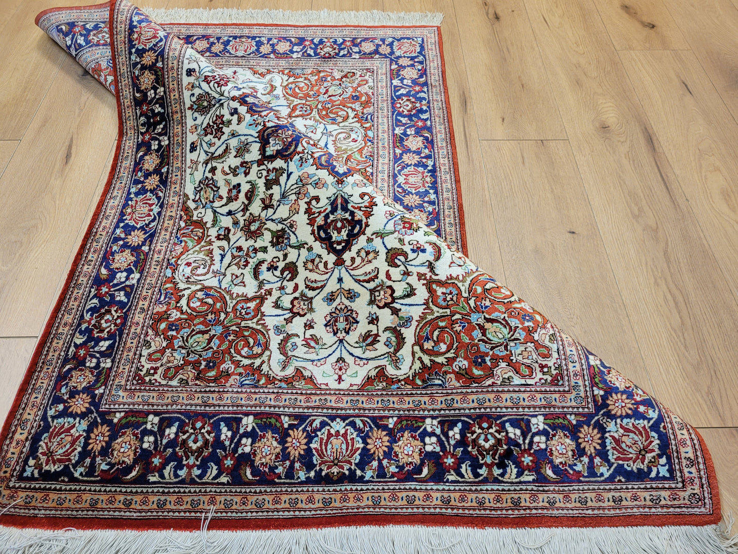 Ghom Teppich Seide auf Seide fein florales Medaillonmuster