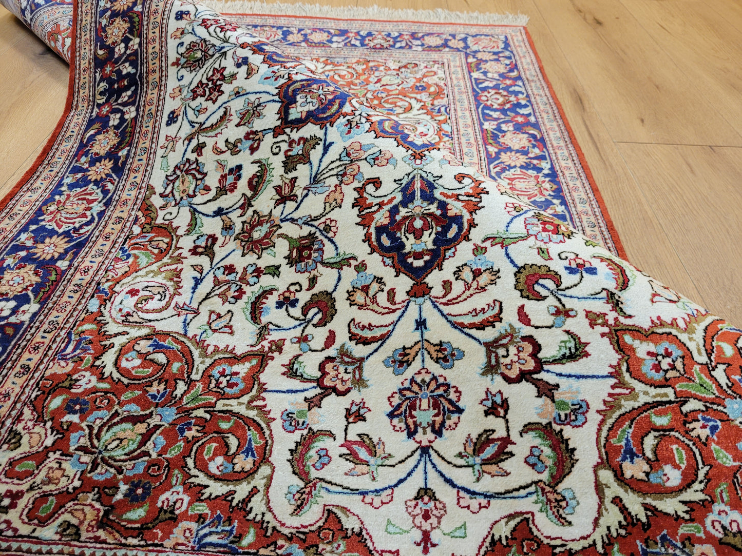 Ghom Teppich Seide auf Seide fein florales Medaillonmuster