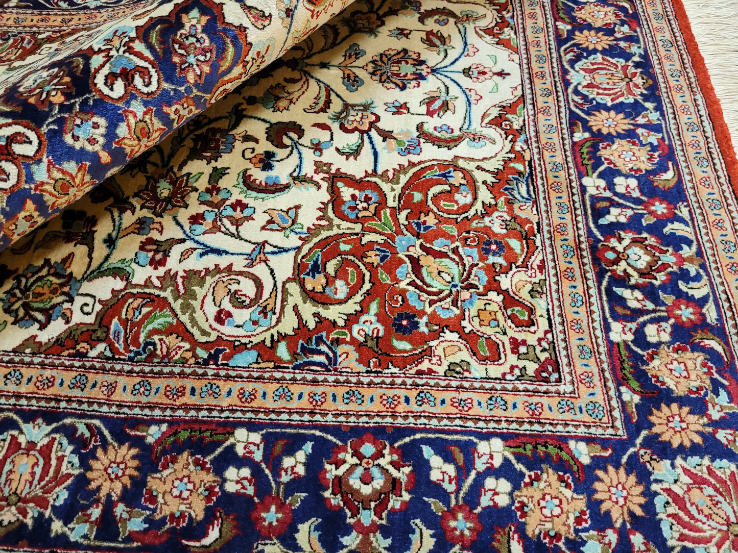 Ghom Teppich Seide auf Seide fein florales Medaillonmuster