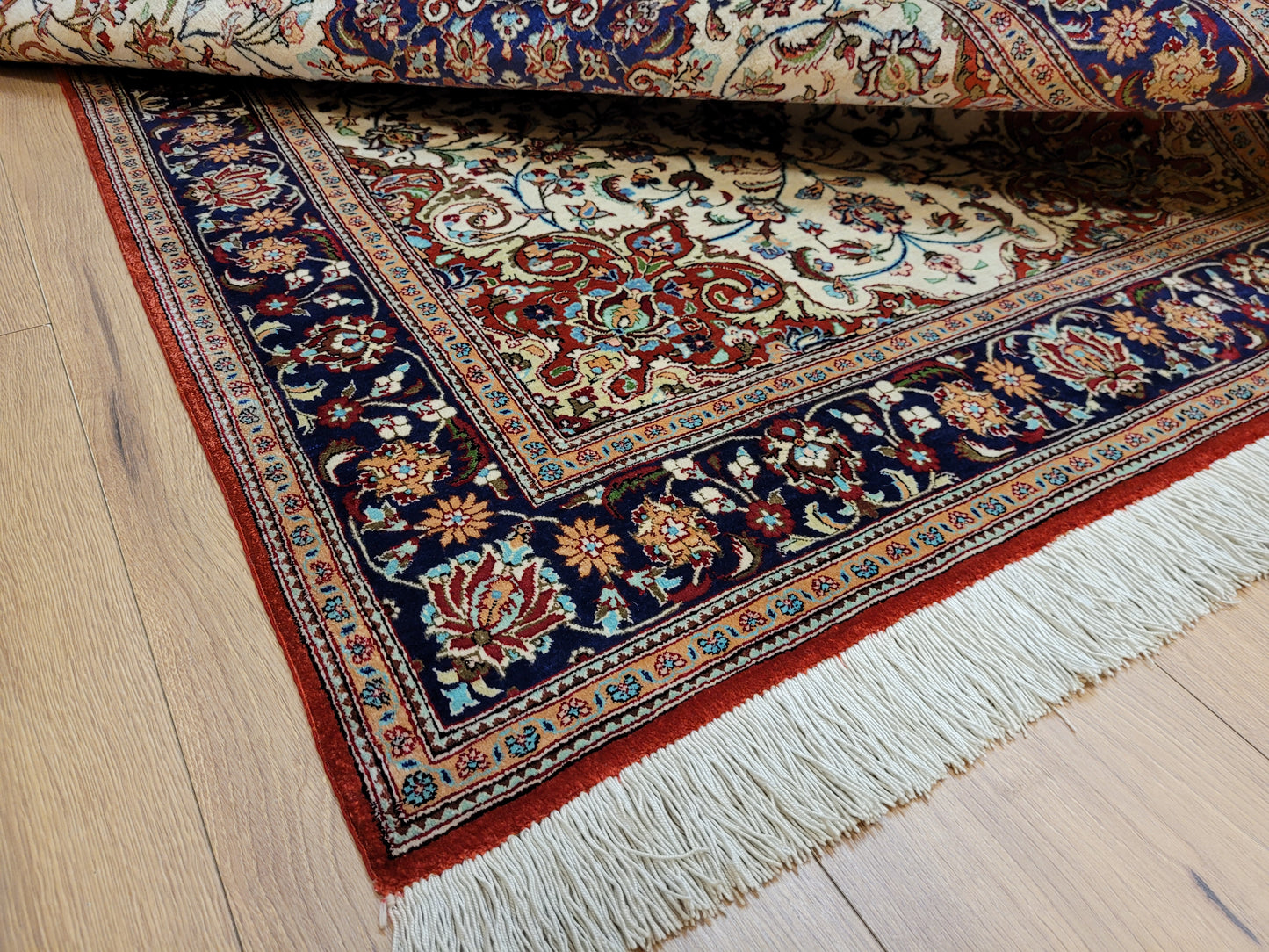 Ghom Teppich Seide auf Seide fein florales Medaillonmuster