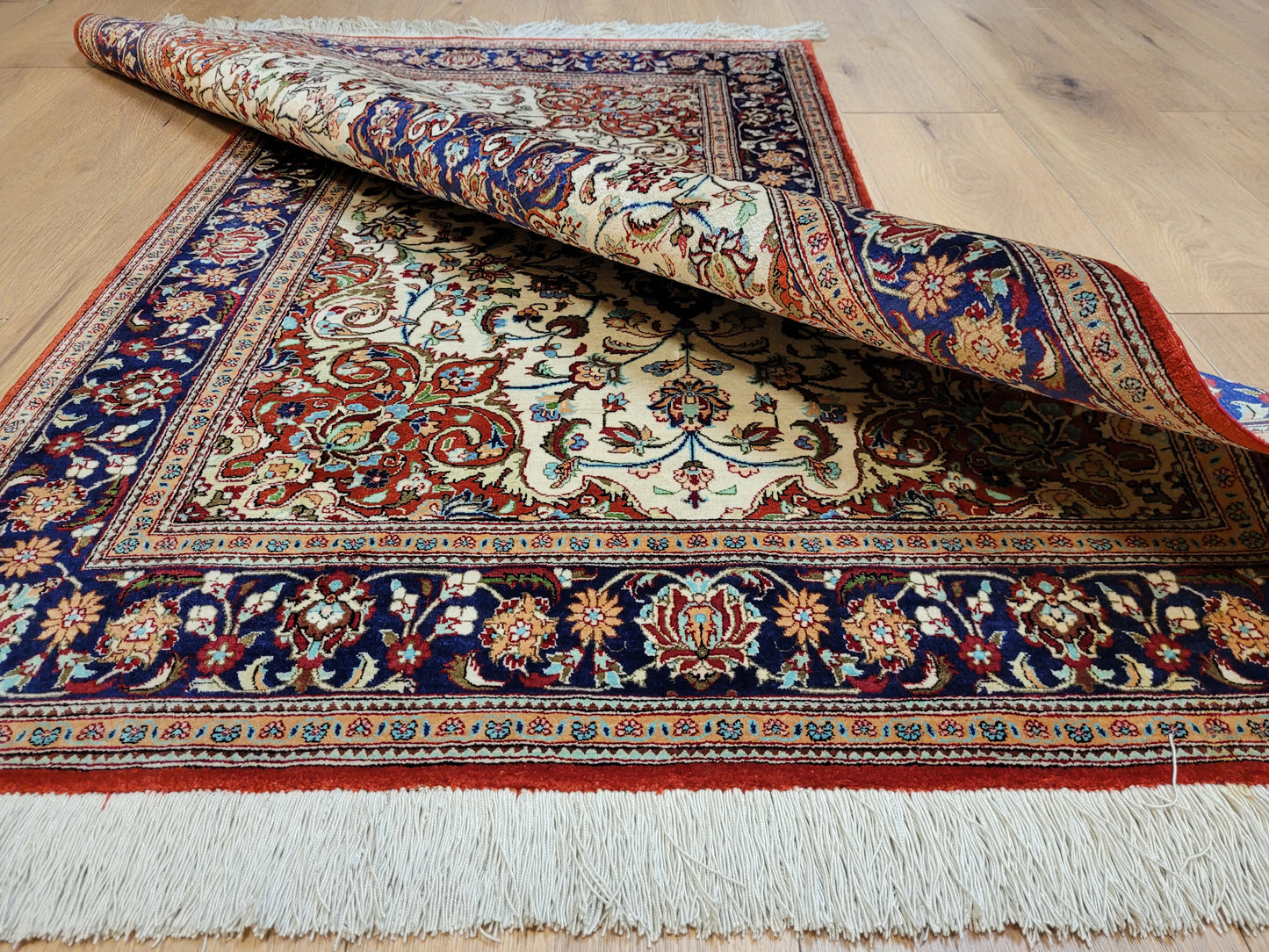 Ghom Teppich Seide auf Seide fein florales Medaillonmuster