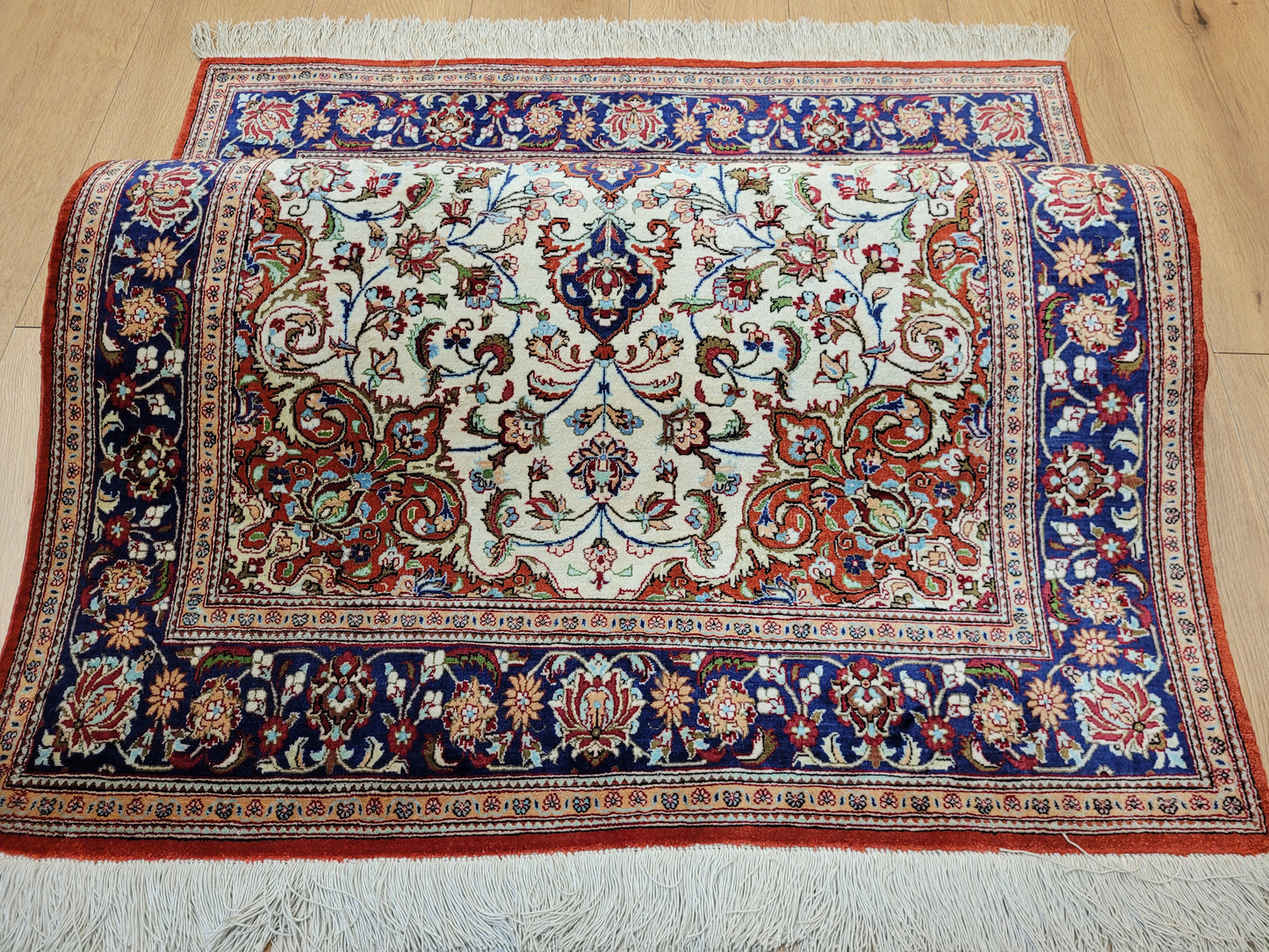 Ghom Teppich Seide auf Seide fein florales Medaillonmuster