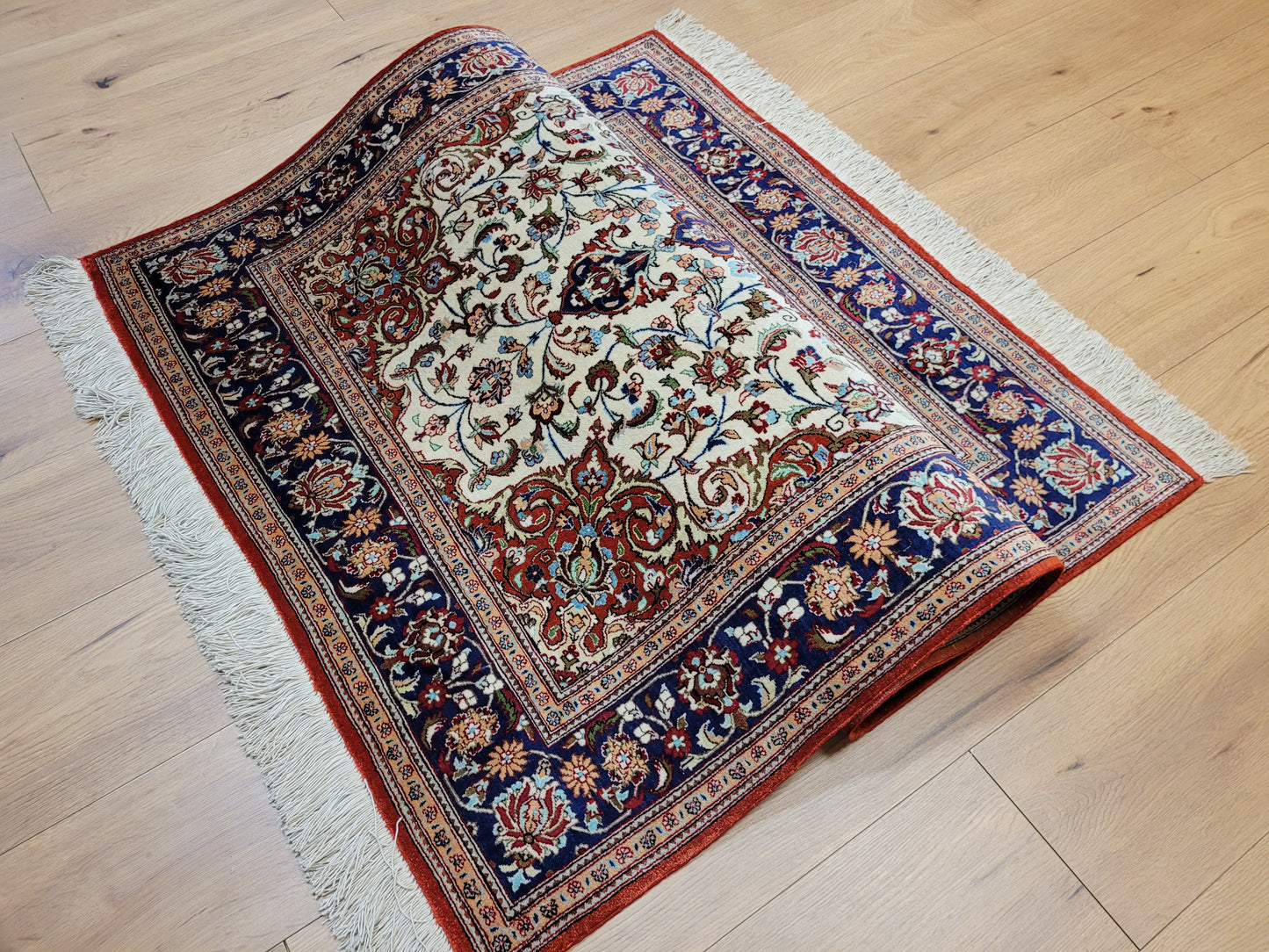 Ghom Teppich Seide auf Seide fein florales Medaillonmuster