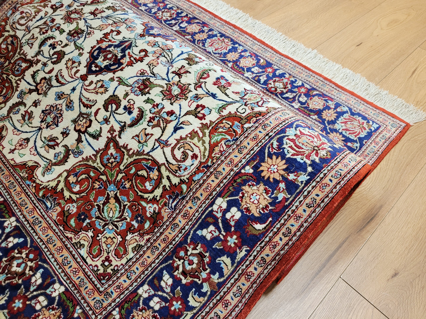 Ghom Teppich Seide auf Seide fein florales Medaillonmuster