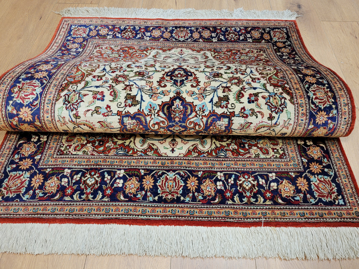 Ghom Teppich Seide auf Seide fein florales Medaillonmuster