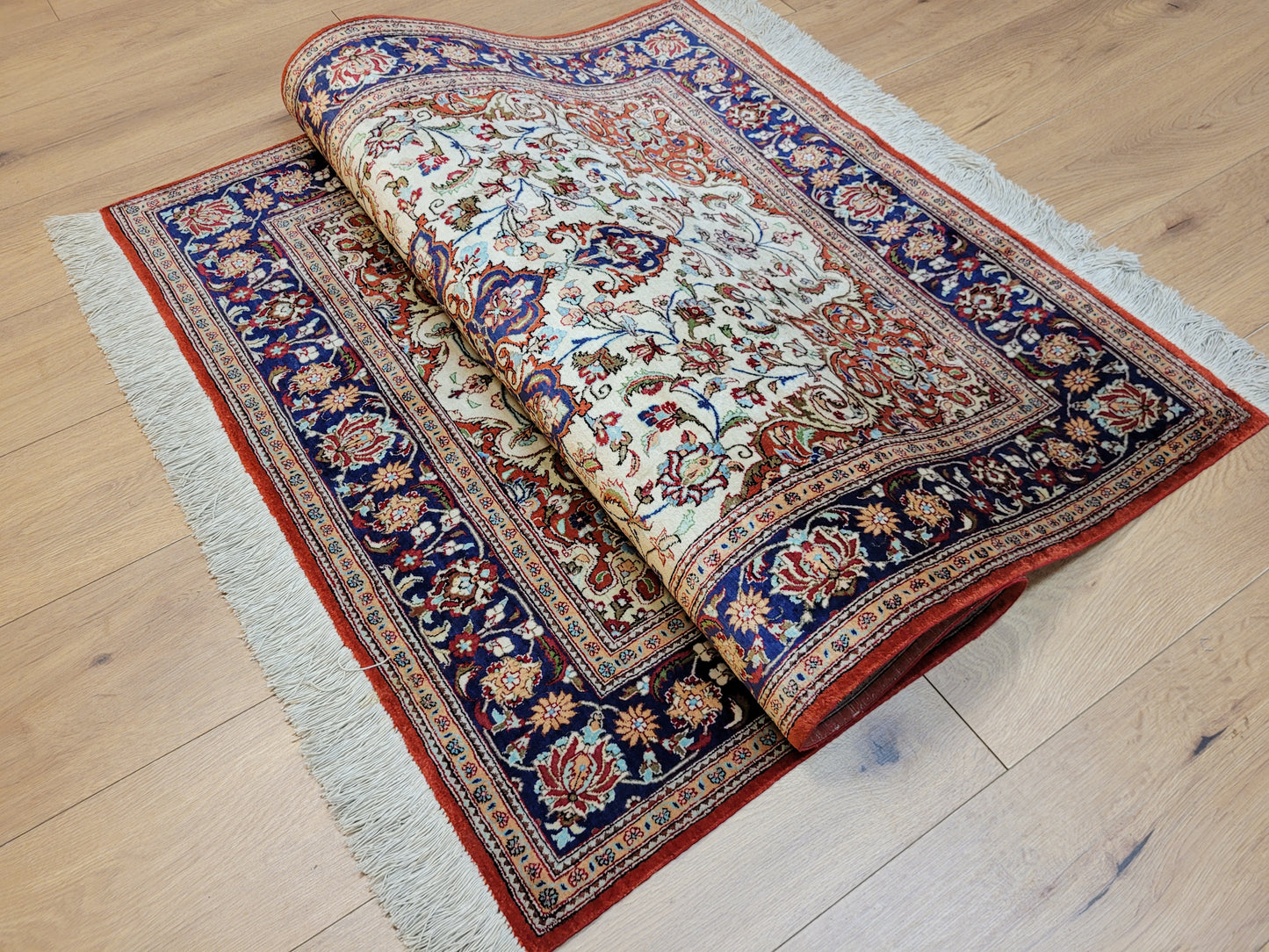 Ghom Teppich Seide auf Seide fein florales Medaillonmuster