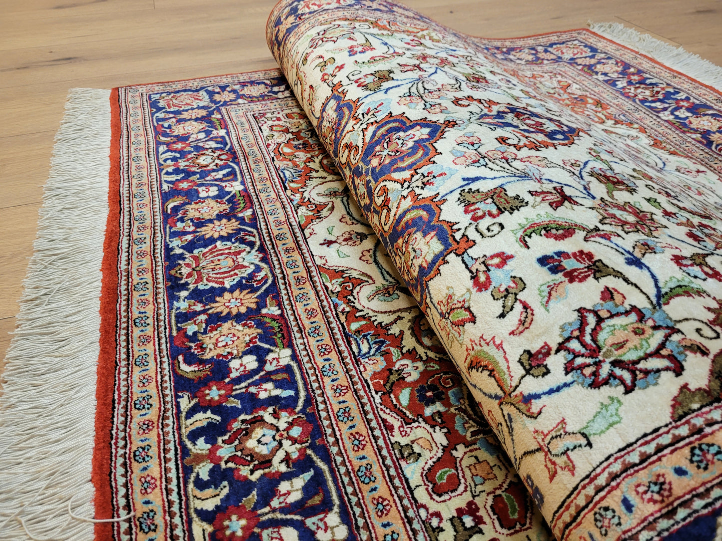 Ghom Teppich Seide auf Seide fein florales Medaillonmuster