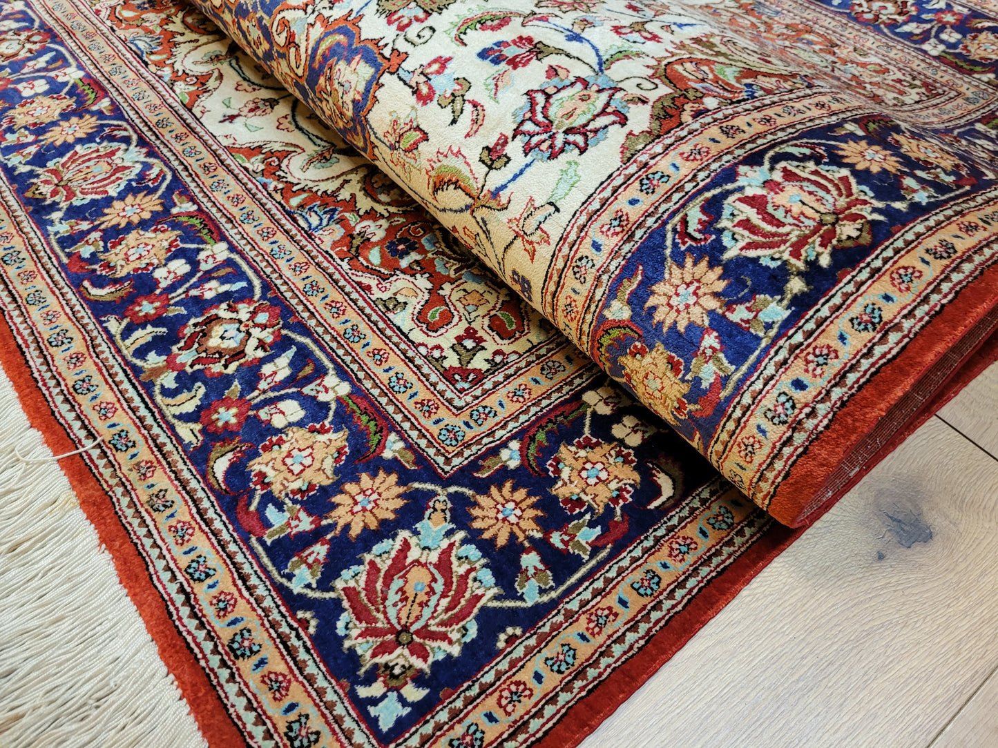 Ghom Teppich Seide auf Seide fein florales Medaillonmuster