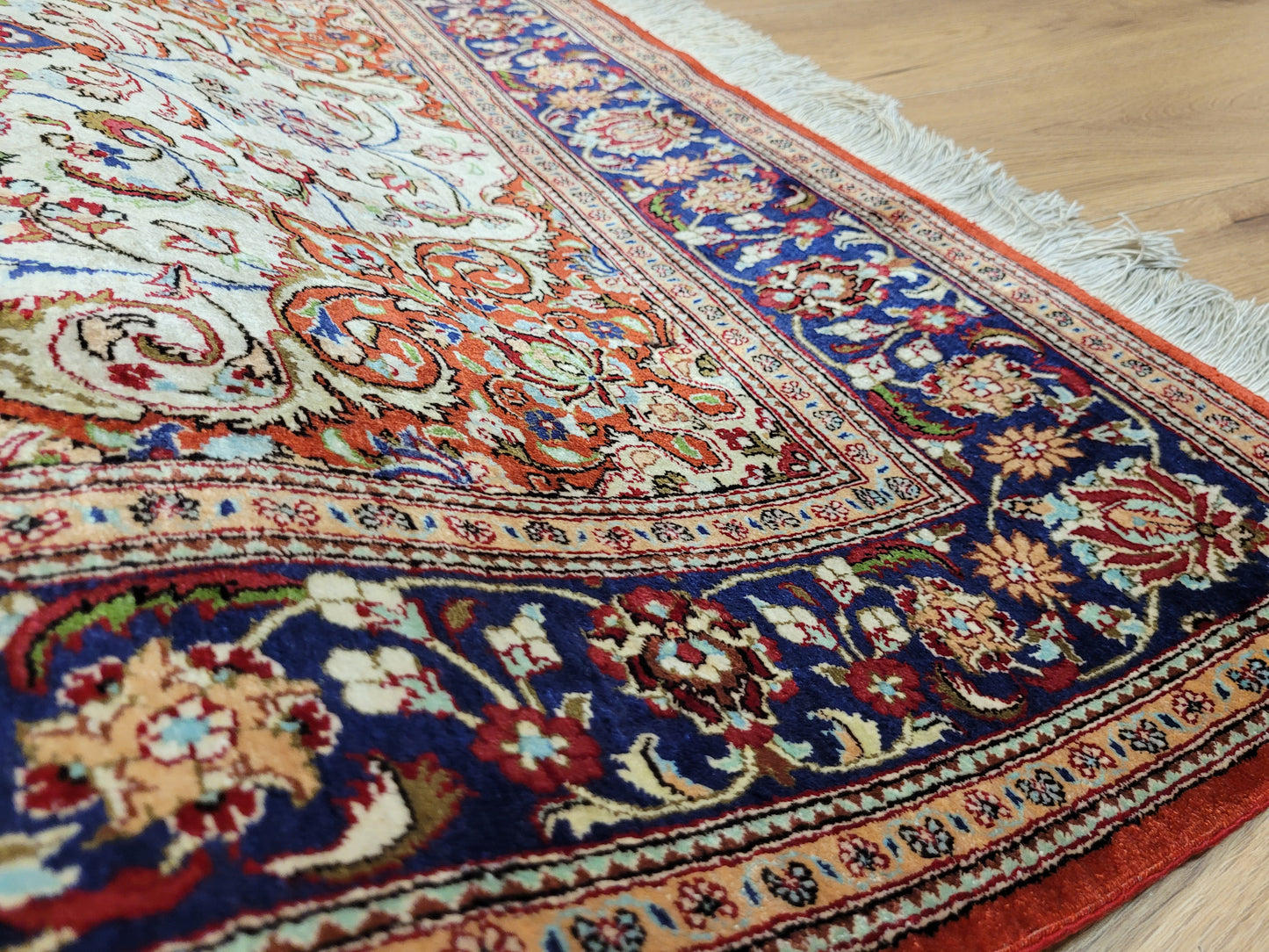 Ghom Teppich Seide auf Seide fein florales Medaillonmuster