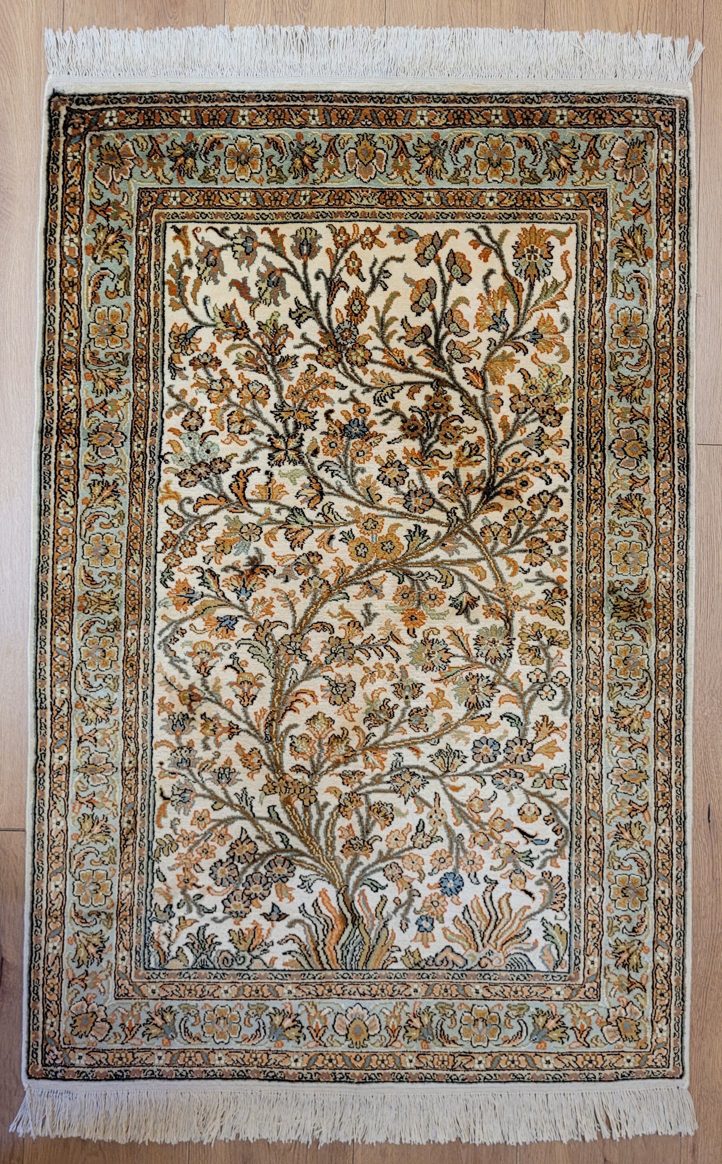 Kaschmir Seidenteppich Naturseide florales Motiv feine Knüpfung