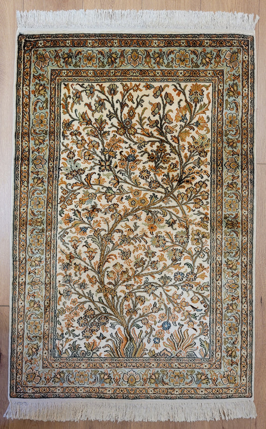 Kaschmir Seidenteppich Naturseide florales Motiv feine Knüpfung