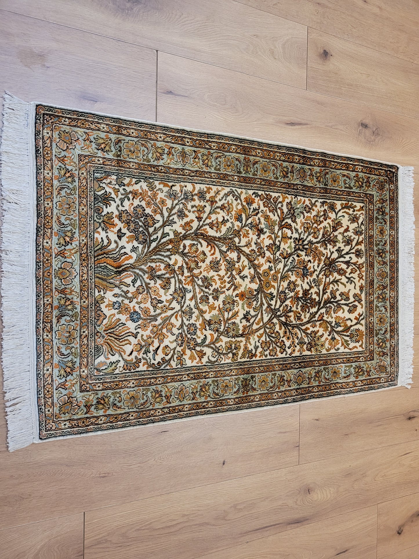 Kaschmir Seidenteppich Naturseide florales Motiv feine Knüpfung