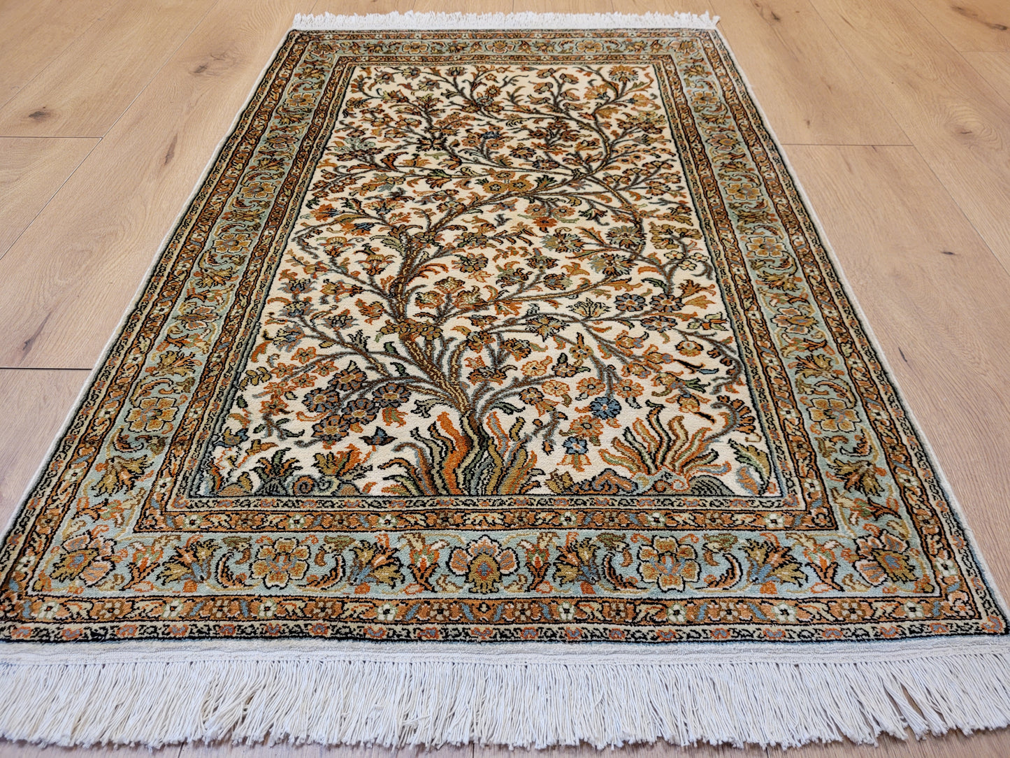 Kaschmir Seidenteppich Naturseide florales Motiv feine Knüpfung