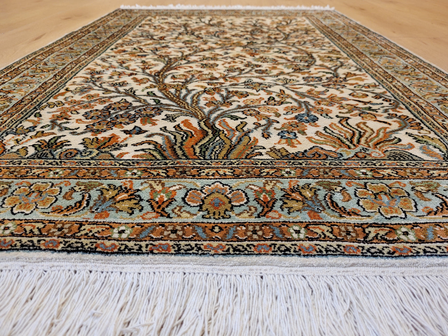 Kaschmir Seidenteppich Naturseide florales Motiv feine Knüpfung