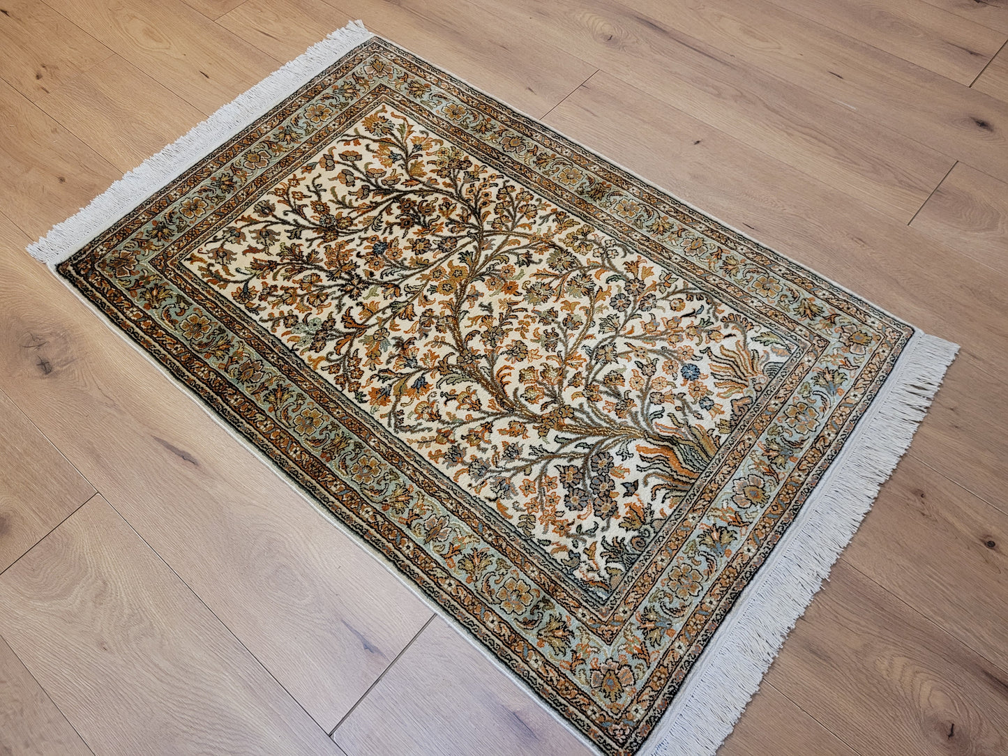 Kaschmir Seidenteppich Naturseide florales Motiv feine Knüpfung