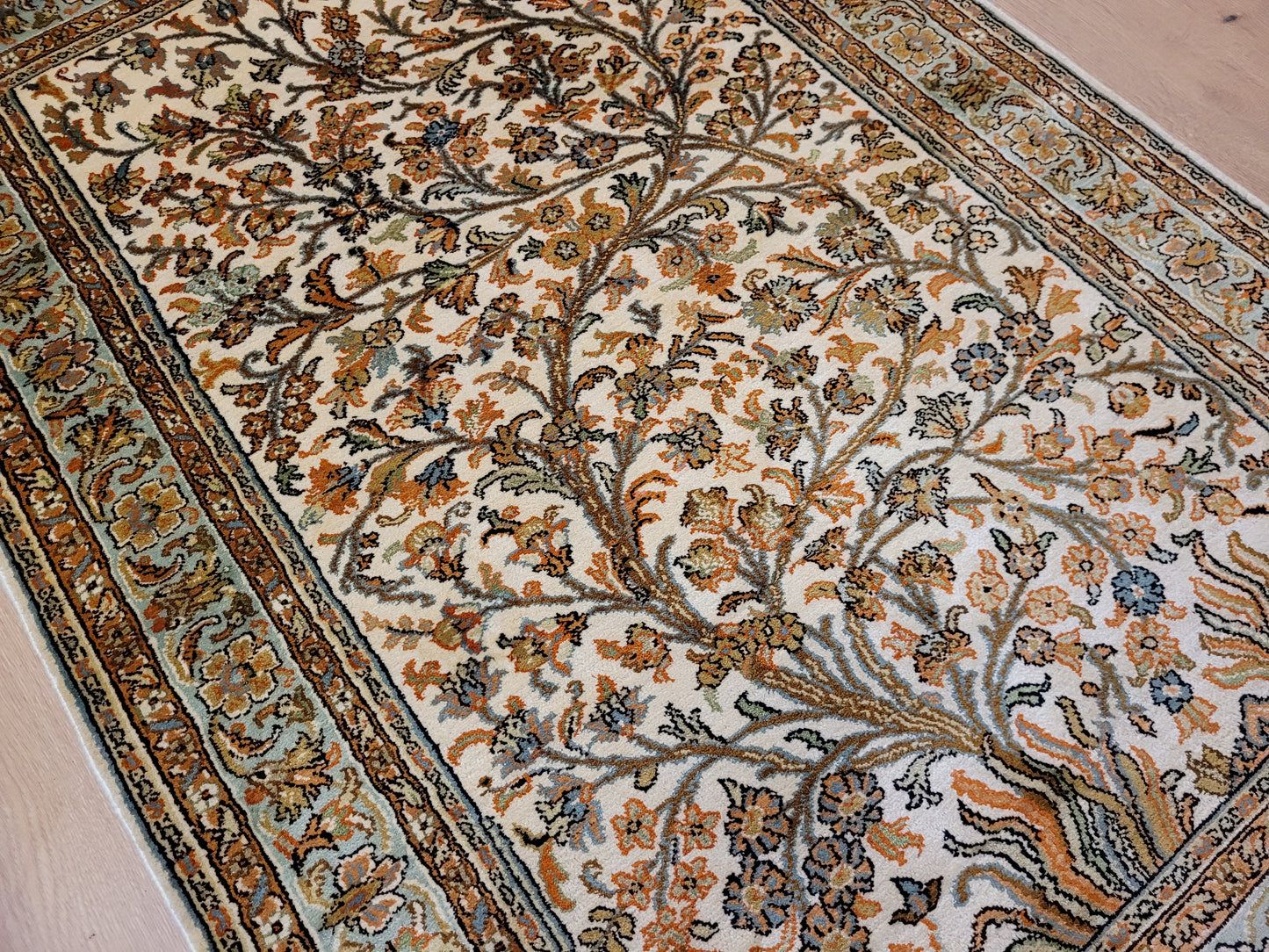 Kaschmir Seidenteppich Naturseide florales Motiv feine Knüpfung