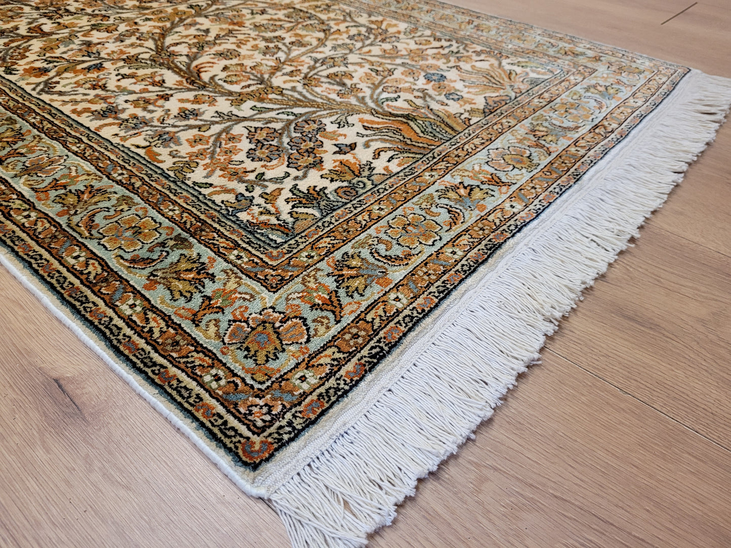 Kaschmir Seidenteppich Naturseide florales Motiv feine Knüpfung